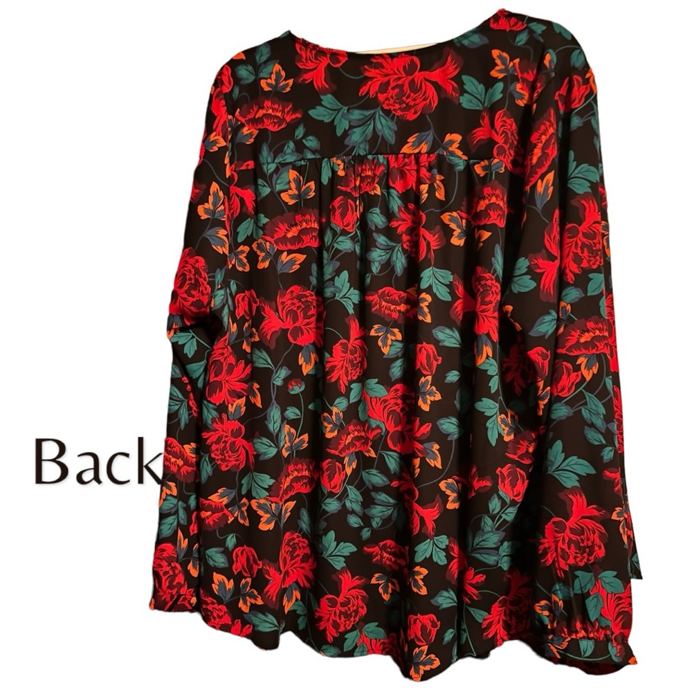 TORRID FLORAL blouse w/ V-neck LOTS of covered buttons, mini pleats front, Sz 2X - Picture 3 of 11
